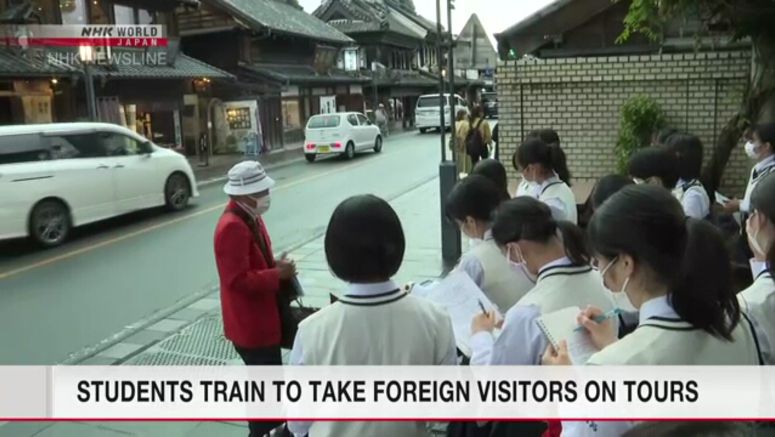 Students in Kawagoe prepare to take foreign tourists on tours