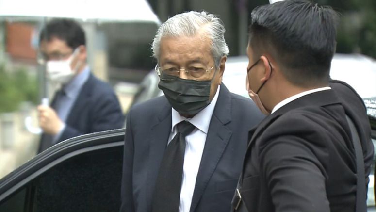 Former Malaysian PM pays respects at Abe's residence in Tokyo
