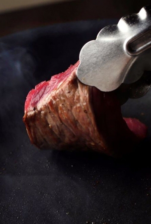 GOHAN LAB Steak of lean beef: Sugar turns meat brown, enhancing aroma, flavor