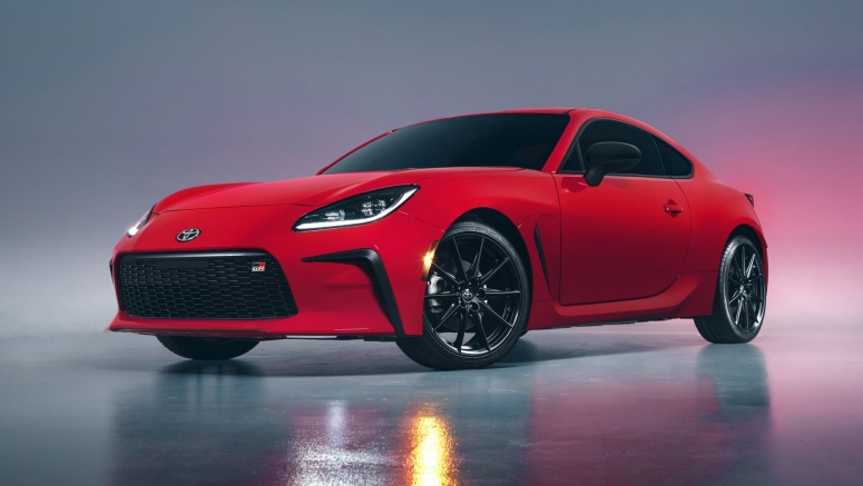 2022 Toyota GR 86 First Ride | Hanging out for a lap with a professional drifter